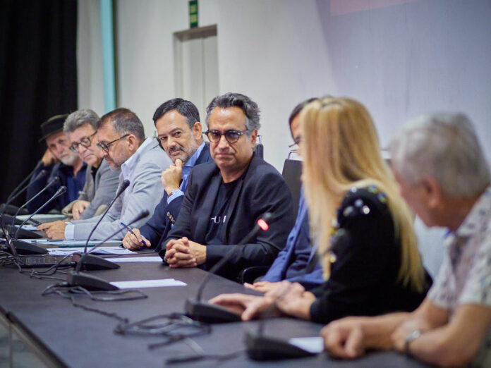 John Corigliano, Stephen Warbeck y Eímar Noone, junto a los representantes de las instituciones que apoyan FIMUCITÉ y Diego Navarro.