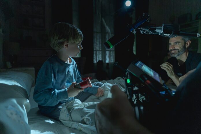 Tony Morales dirige Hada, protagonizada por Liam Segu como Daniel, el niño huérfano en el centro de la historia. Foto de Rubén Chavero.