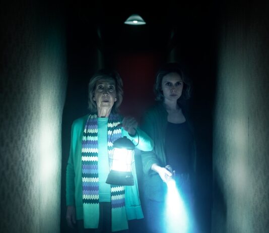 INSIDIOUS: FUERA DEL MÁS ALLÁ. Así se construyó su aterrador universo visual Indidious: Fuera del más allá.