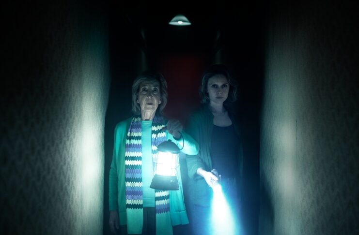 INSIDIOUS: FUERA DEL MÁS ALLÁ. Así se construyó su aterrador universo visual Indidious: Fuera del más allá.
