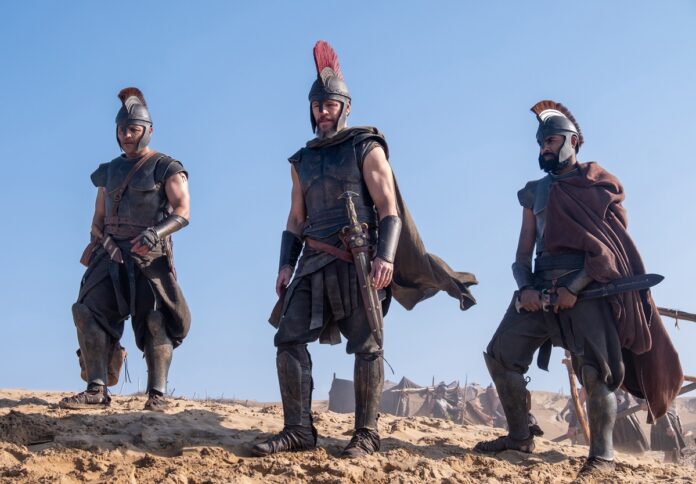 Jimmy Gonzales, Matt Damon y Himesh Patel, en La Odisea. (c) Universal Pictures España