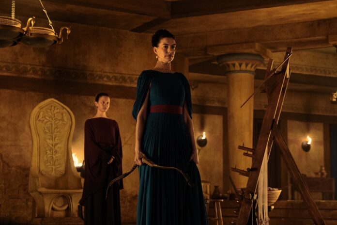 Mia Goth y Anne Hathaway son Melantho y Penélope en La Odisea. (c) Universal Pictures España