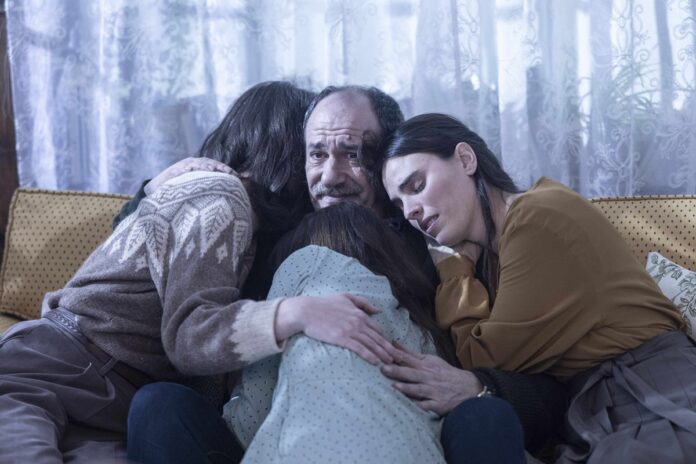 Karra Elejalde protagoniza Las hijas, de Daniel Romero, junto a Edurne Azkarate y Ainara Elejalde, entre otras.