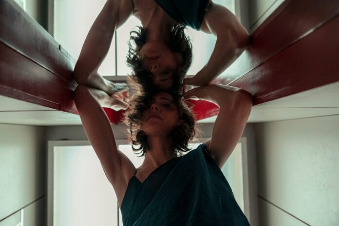 La actriz Rebecca Hall en la película de ciencia ficción The End of It, dirigida por María Martínez Bayona.