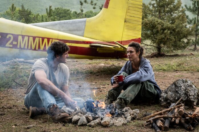 Jacob Elordi y Margaret Qualley en La constelación del perro. (c) The Walt Disney Company